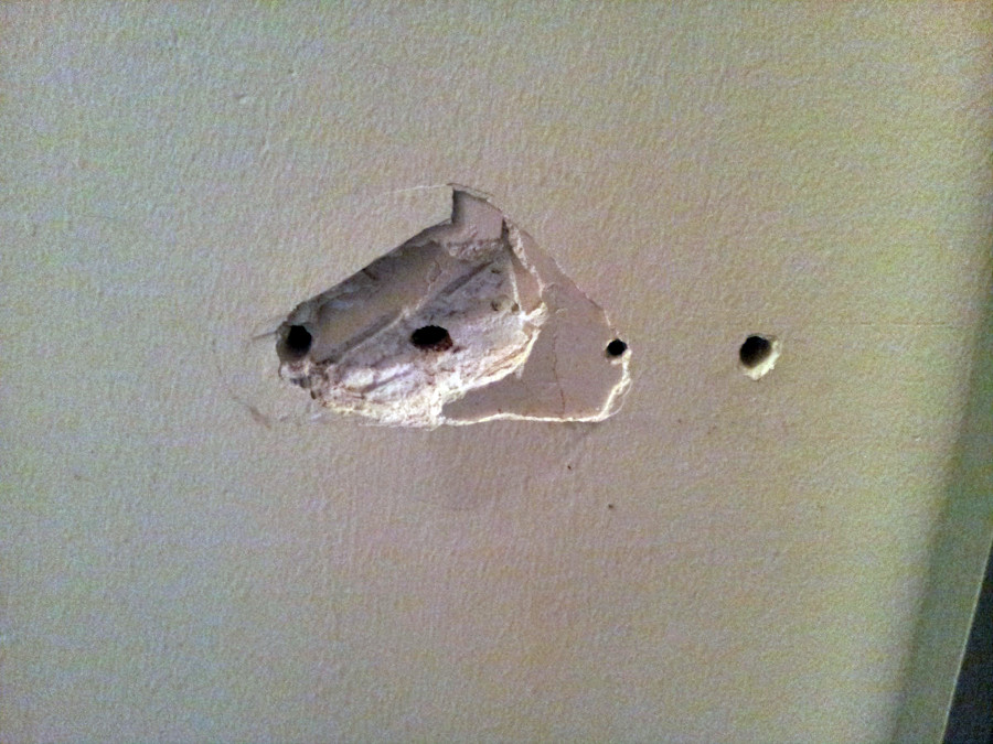Cómo tapar agujeros en la pared?