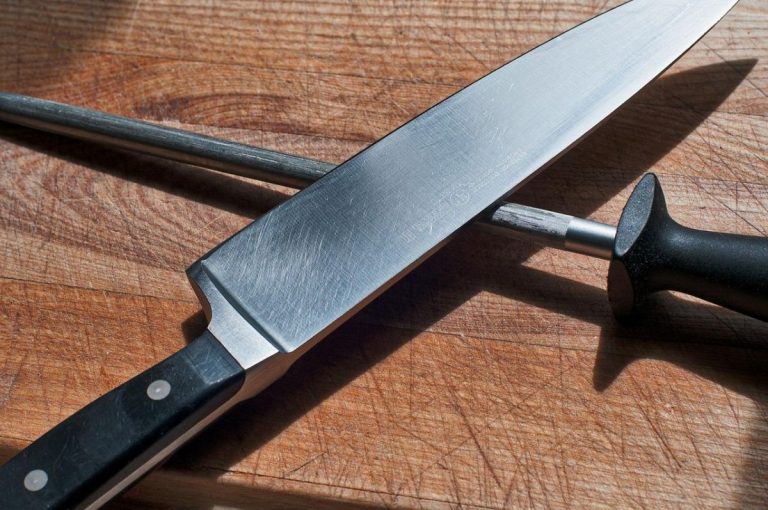 Cómo afilar tus cuchillos en casa si rebanarte los dedos