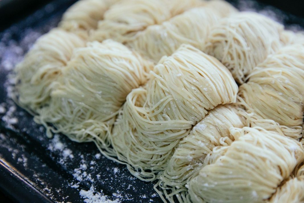 Cómo hacer una sopa de fideos con pollo para entrar en calor