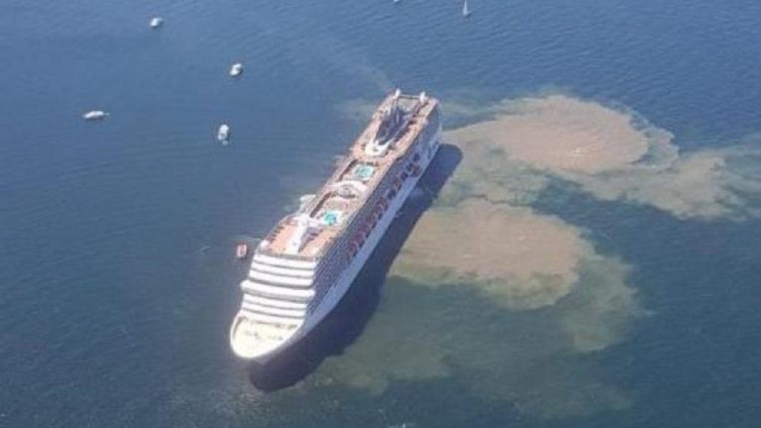 El barco transatlántico arrojando aguas residuales en mar abierto