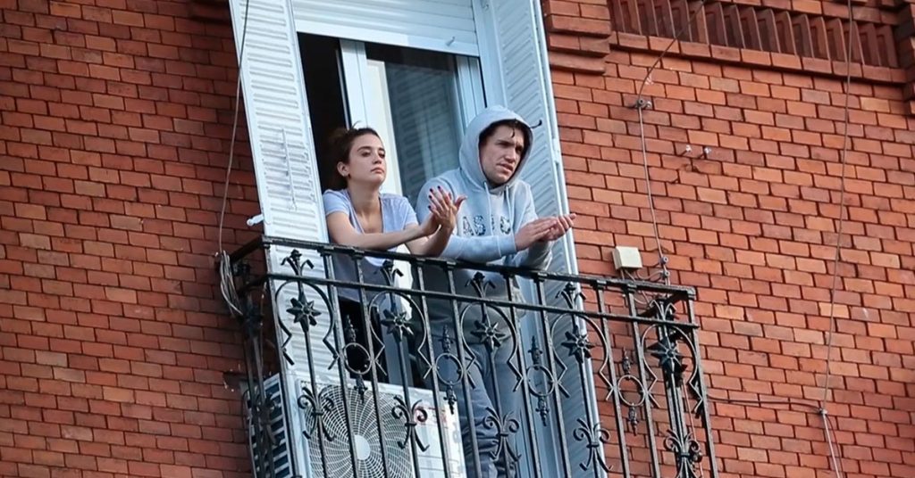 María Pedraza Y Jaime Lorente En Su Balcón