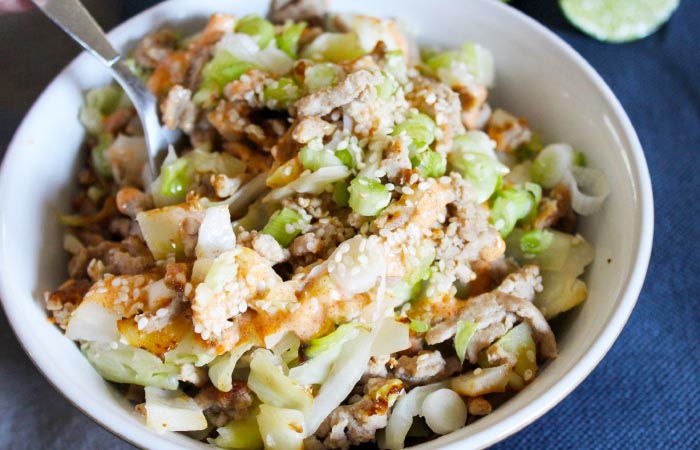 Ensalada keto con pollo y aguacate, un plato nutritivo