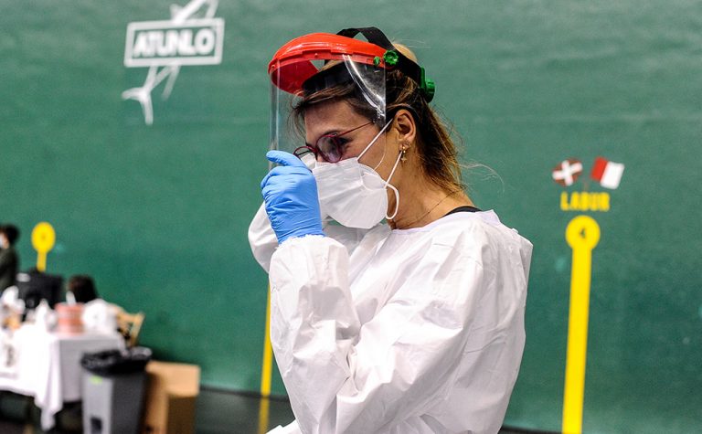 Bajan los contagios en Euskadi a 418, mientras se eleva la tasa de positividad al 5,5%