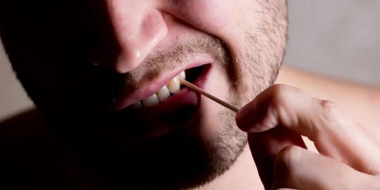 Por qué no debes usar un palillo de dientes