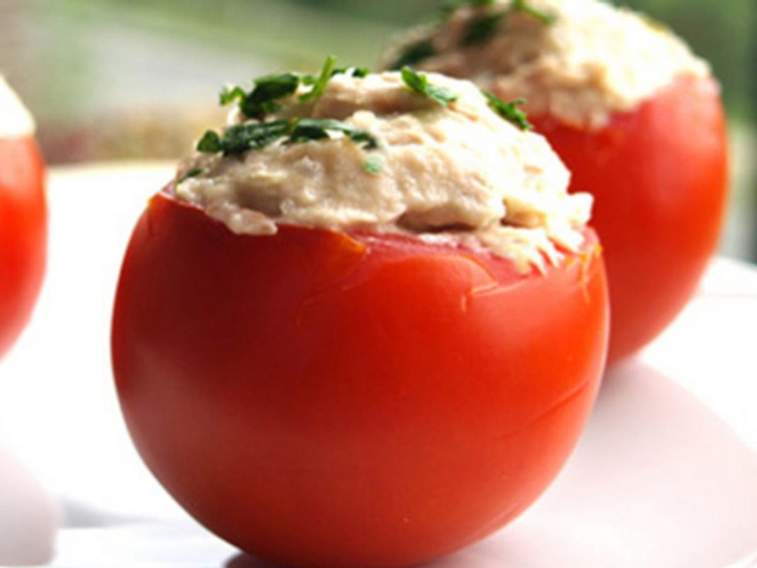 Tomate relleno de atún: la cena más saludable cuando estás a dieta