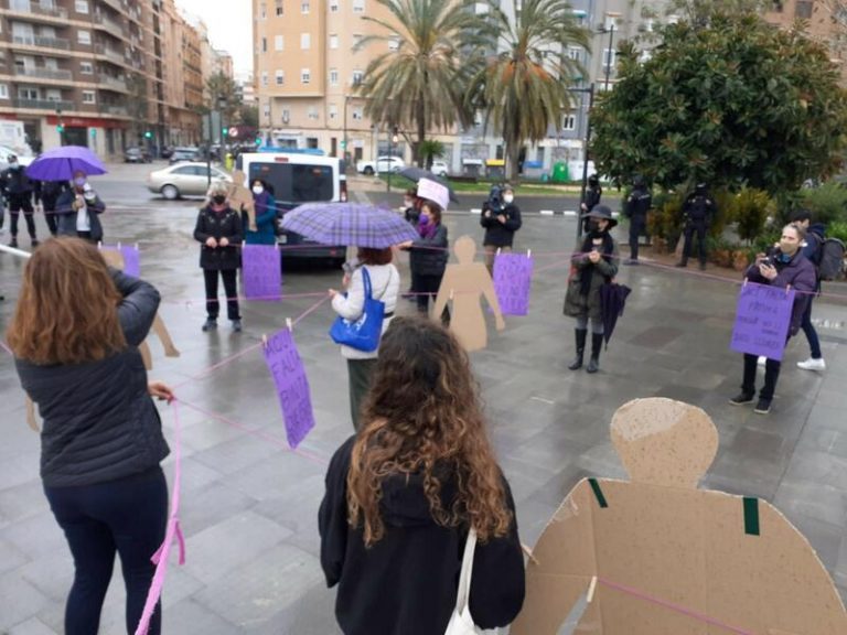 La Asamblea Feminista de Valencia se «enreda» para «reivindicar a las mujeres esenciales invisibilizadas»