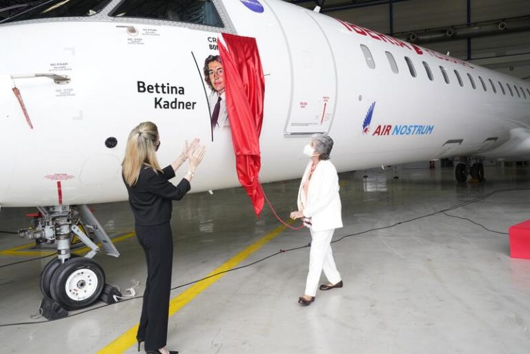 Air Nostrum bautiza un avión con el nombre de la «pionera» Bettina Kadner, la primera piloto comercial en España