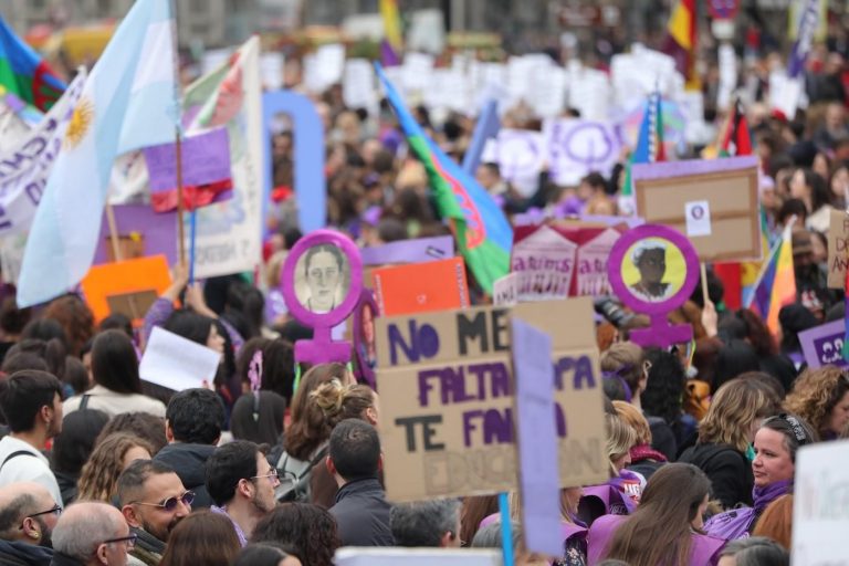 Comisión 8M ve la prohibición como una «insivilización» de las mujeres