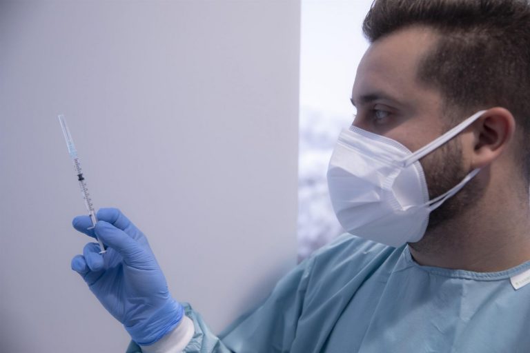Andalucía suma 1.881 casos de Covid y registra 16 muertes