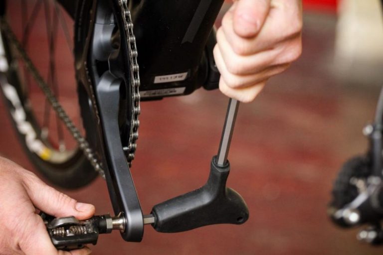 Cómo cambiar los pedales de una bicicleta