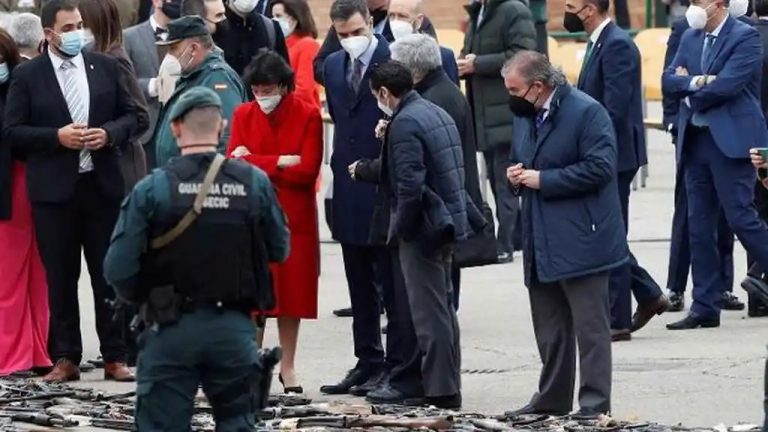 Interior acerca a otros cinco etarras un día después de la destrucción de armas