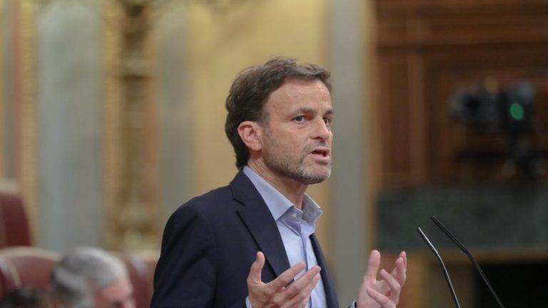 Podemos discrepa del Gobierno sobre la ‘patada en la puerta’