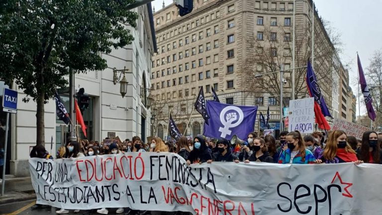 Sindicatos de estudiantes se manifiestan en Barcelona por una «educación feminista»