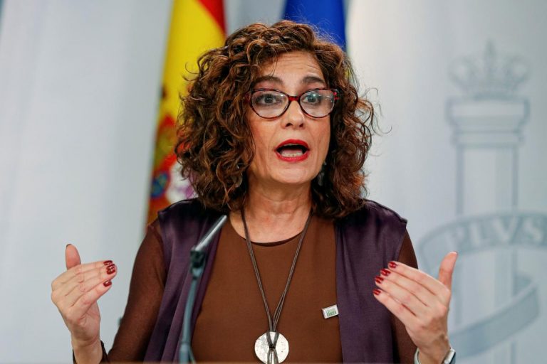 Montero pide a Ayuso que no juegue «con la vida de las personas»