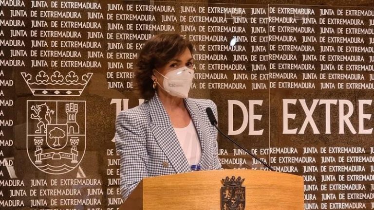 Calvo ve «ridículo» que comunidades como Madrid negocien «unilateralmente» las vacunas