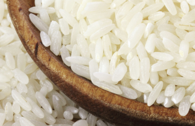 El truco viral para calentar arroz en el microondas sin que se