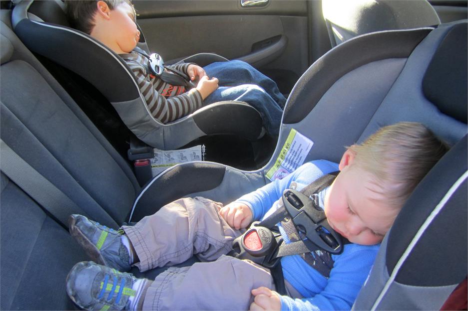 Cómo Colocar silla bebé coche sin ISOFIX - Correcta Instalación