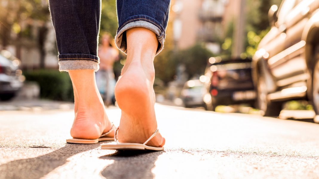 Sandalias, chanclas y otros zapatos de verano los peligros de salud a los que te enfrentas