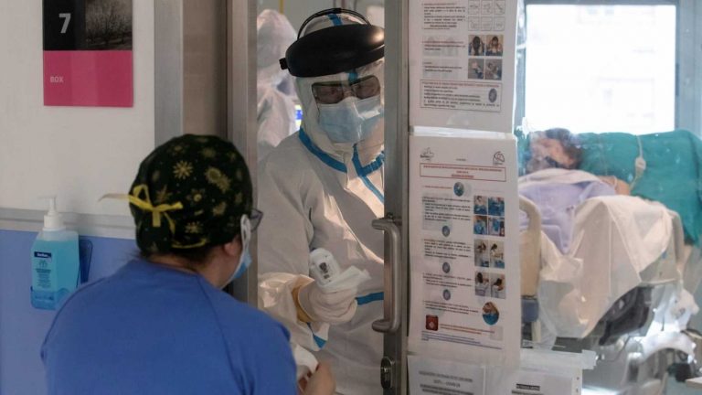 Andalucía pide un «último esfuerzo» para bajar a corto plazo de 500 hospitalizados