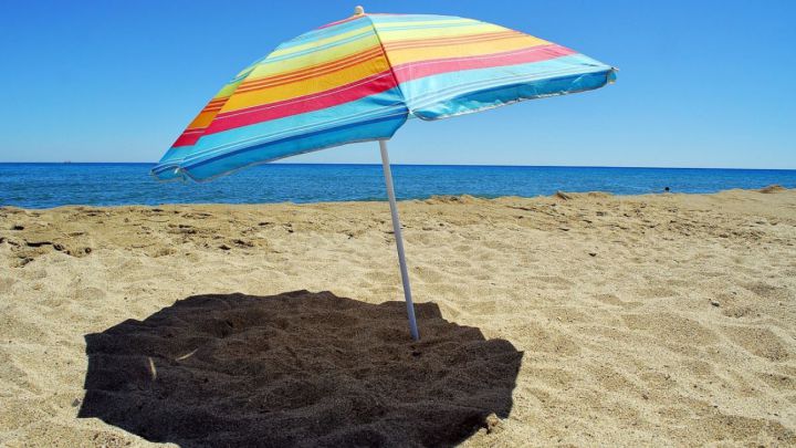 Cómo conseguir que la sombrilla no se mueva ni un centímetro en la playa  este verano