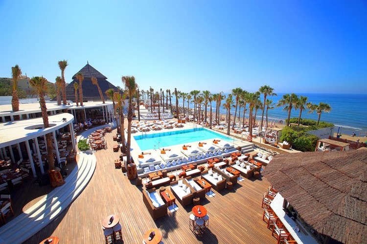 Nikki Beach, Marbella, un sitio ideal para que muevas el esqueleto