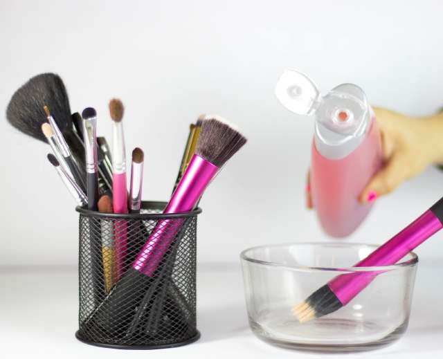 Nueve dispositivos para limpiar brochas de maquillaje
