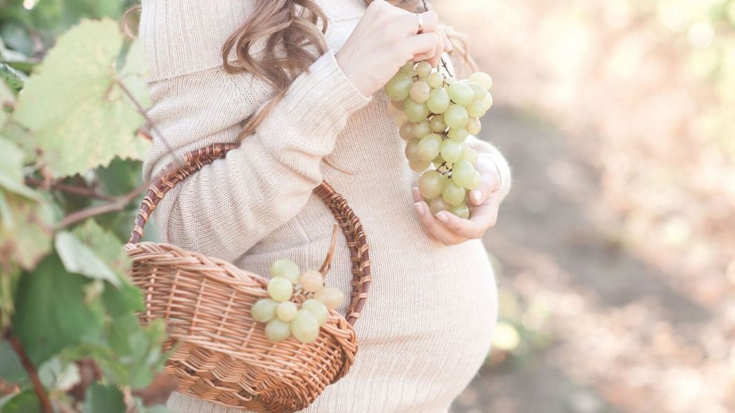 El motivo por el que no debes comer uvas por la noche