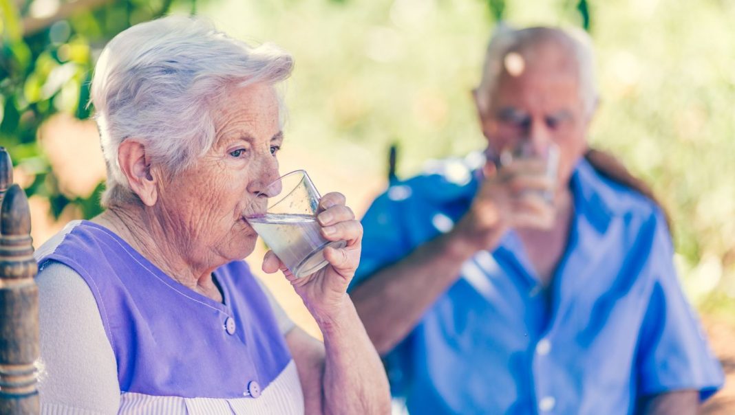 Los motivos por los que debes beber dos litros de agua al día