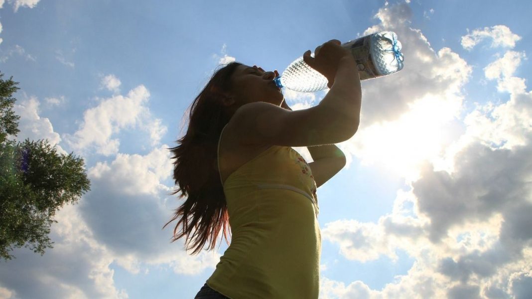 Los motivos por los que debes beber dos litros de agua al día