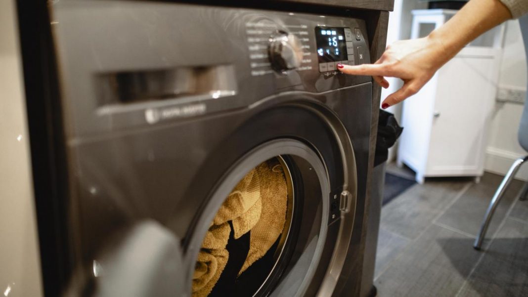 Por qué debes meter bolas de papel de aluminio en la lavadora