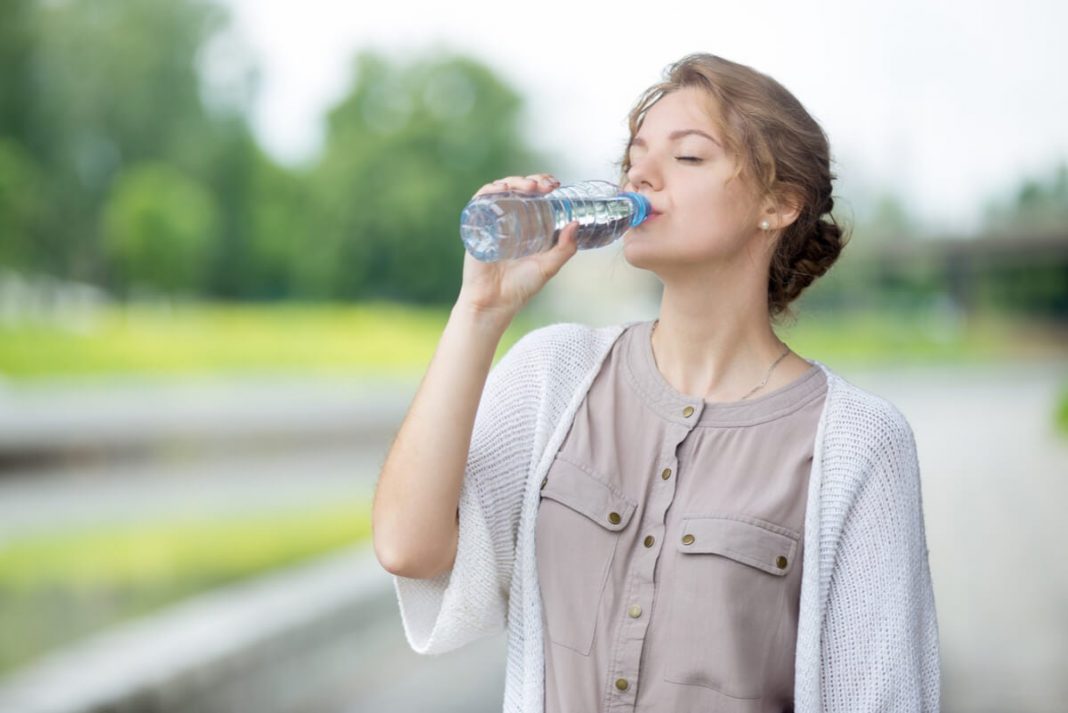 Por qué es bueno beber agua muy fría