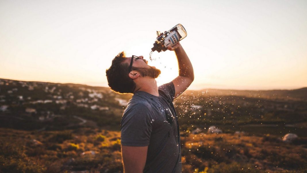 Por qué es bueno beber agua muy fría