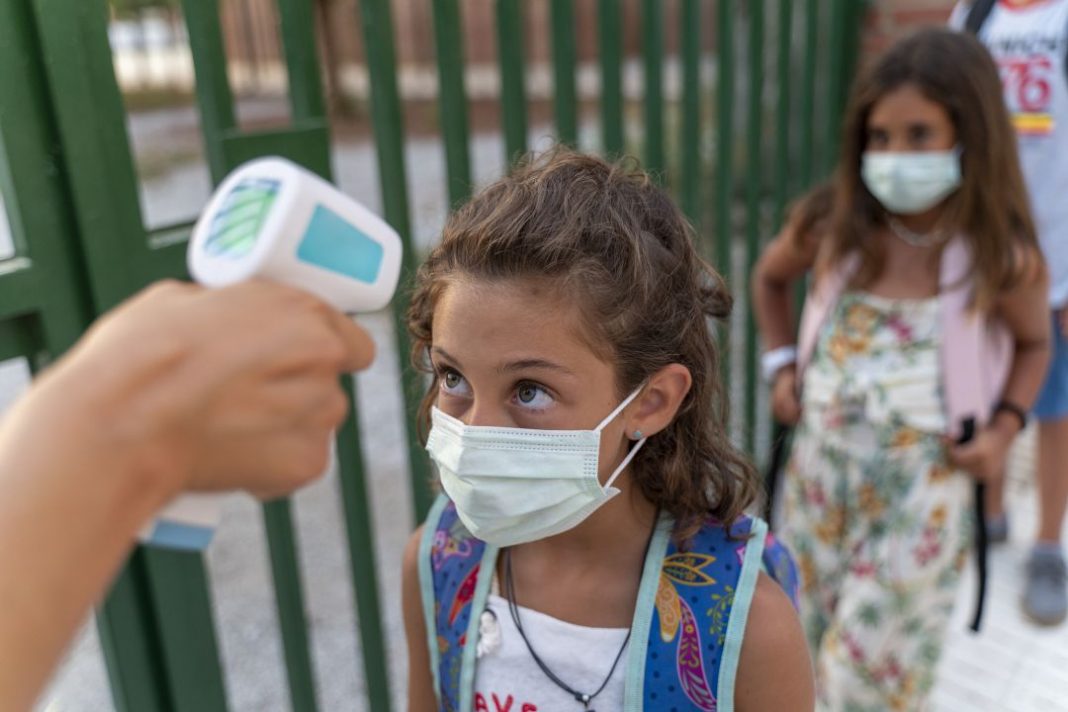 Trucos para que tu hijo no se confunda de mascarilla en el colegio