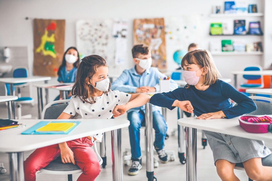 Trucos para que tu hijo no se confunda de mascarilla en el colegio