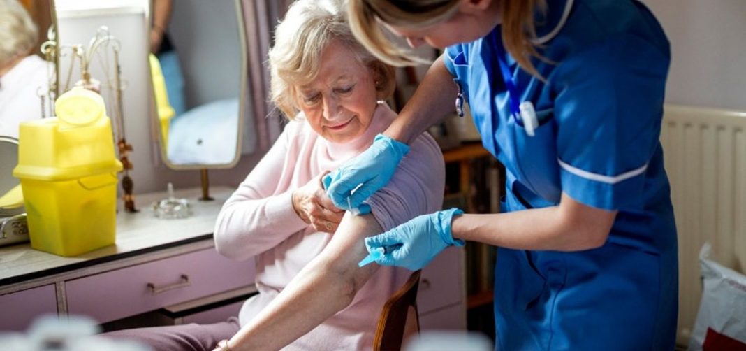 Vacuna contra la gripe: cuándo empieza a ponerse, quién debe hacerlo y cómo funciona