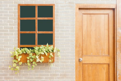 Revisar El Problema Que Ocasiona Que La Puerta De Madera Roce En El Suelo