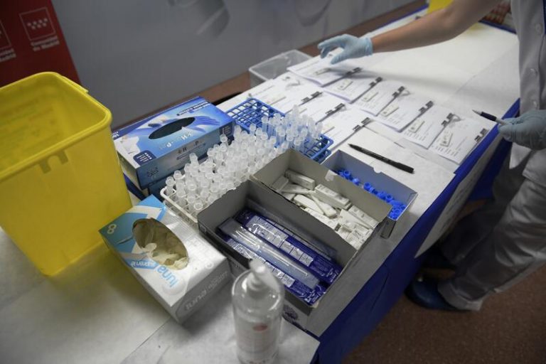 Andalucía sigue reduciendo su tasa hasta 35,1 puntos, suma 221 casos y 13 muertes