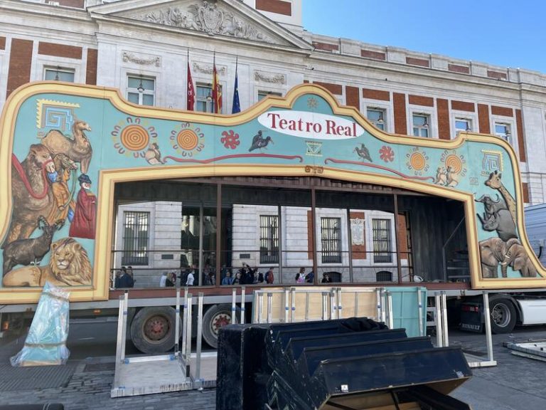 El Teatro Real participa por primera vez en el Día de la Hispanidad con su carroza itinerante