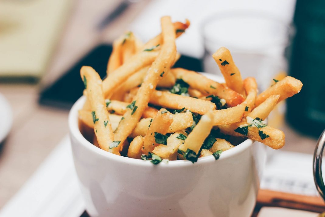 El secreto de los grandes chefs para hacer unas patatas fritas crujientes