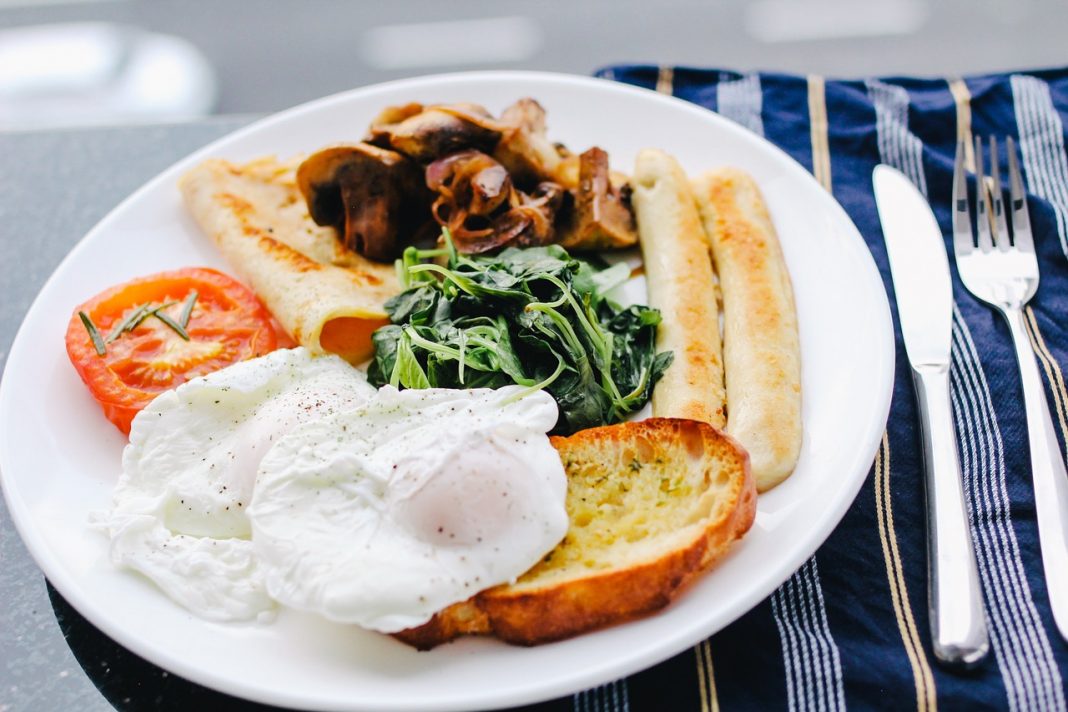 El ingrediente secreto para hacer unos huevos poché en la sartén