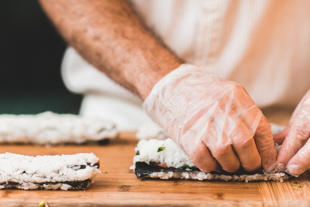 Los pasos que debes seguir para hacer un sushi de escándalo en casa