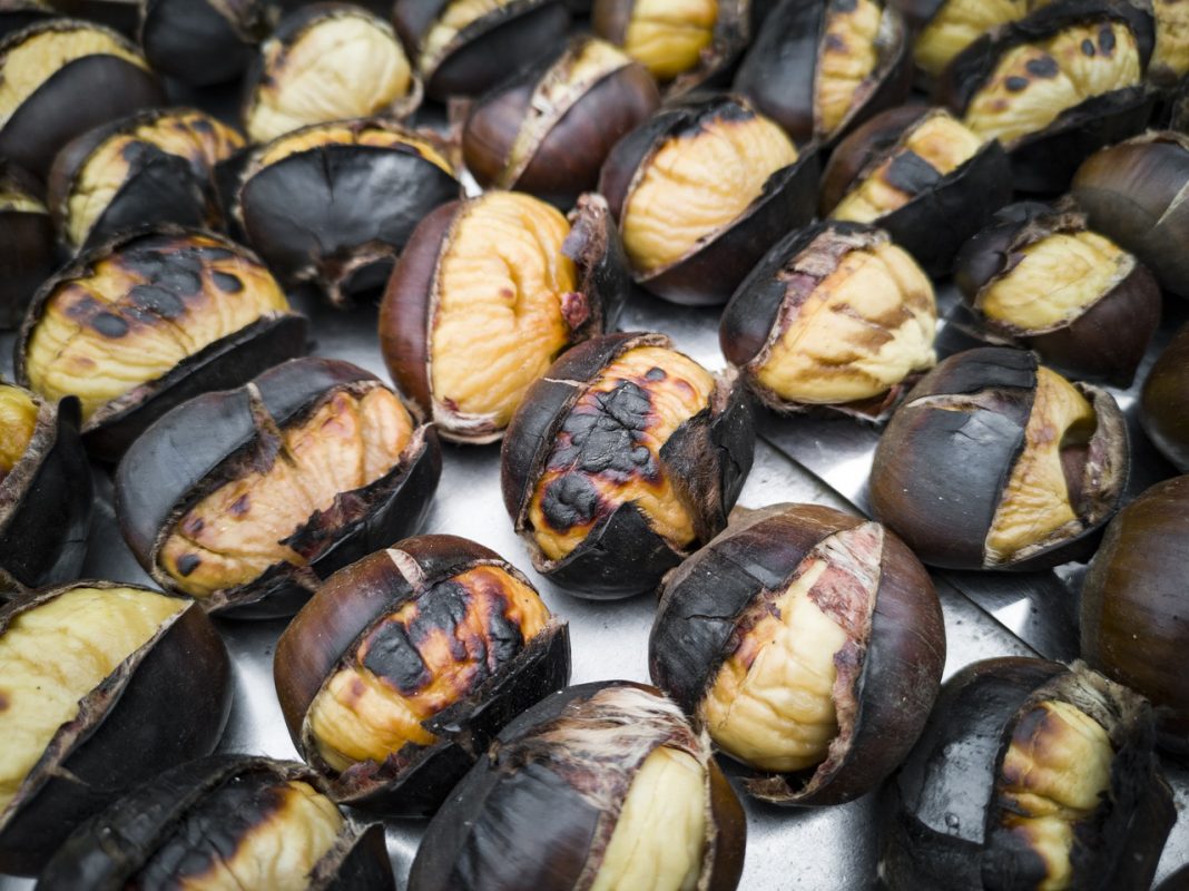 Castañas asadas: cómo hacerlas al horno, a la sartén y al microondas