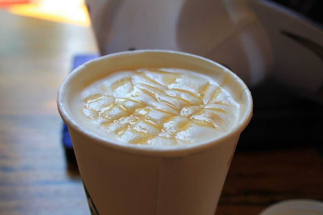 Así puedes hacer el caramel macchiato de Starbucks en casa