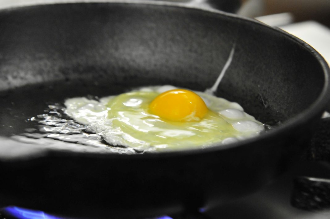 El truco para bordar un huevo frito mejor que los chefs