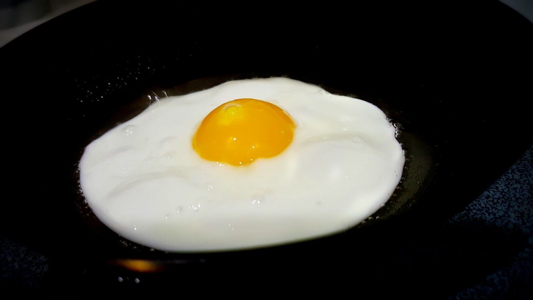 Huevos fritos: formas de hacerlos sin aceite