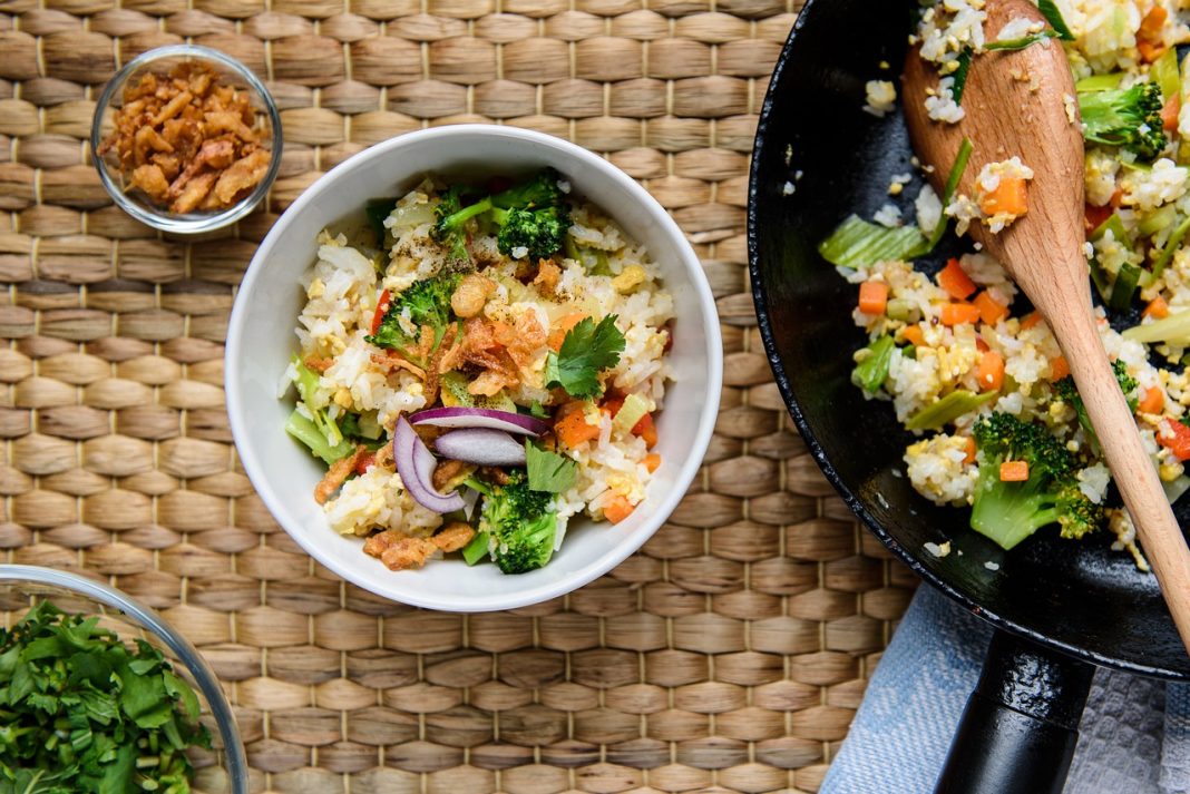 Trucos para calentar el arroz sin que se pegue