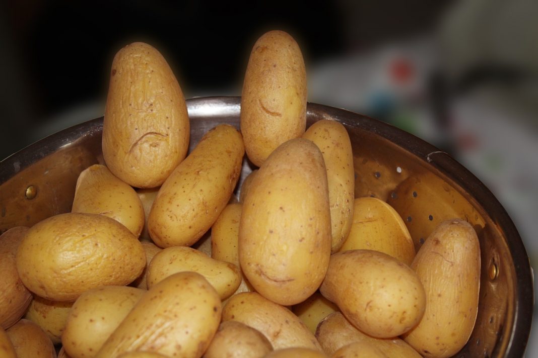 El truco para pelar patatas cocidas en segundos sin quemarte