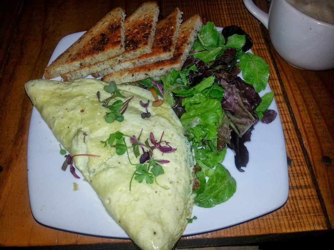 Tortilla de calabacín: cómo prepararla y que no se queme la verdura