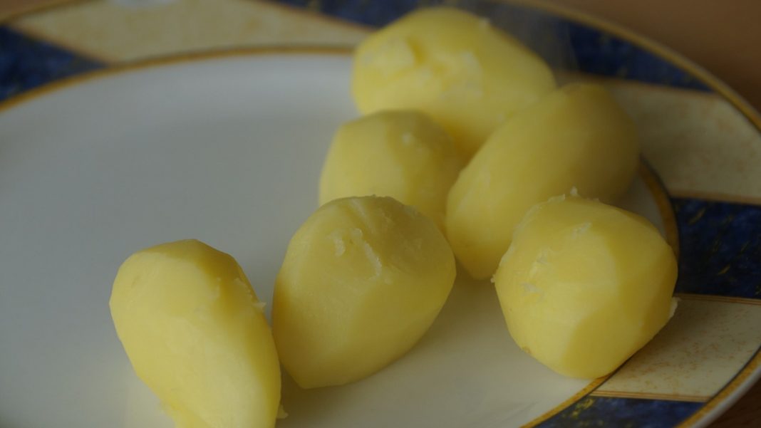 El truco para pelar patatas cocidas en segundos sin quemarte