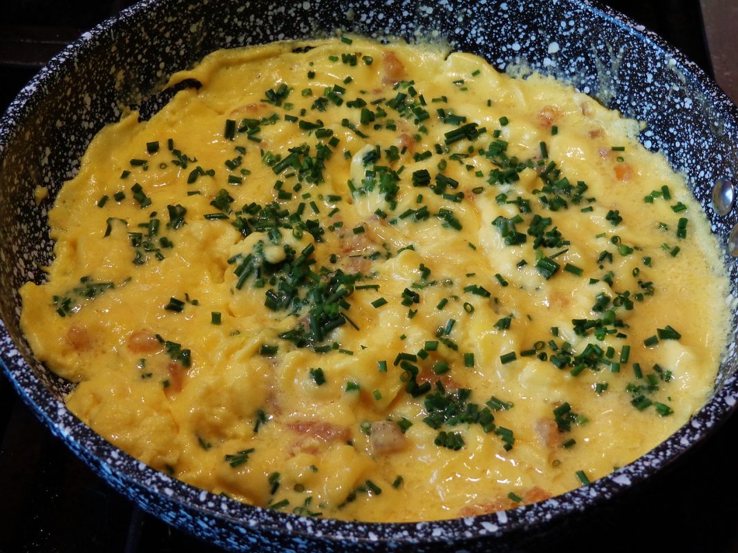 Tortilla de calabacín: cómo prepararla y que no se queme la verdura